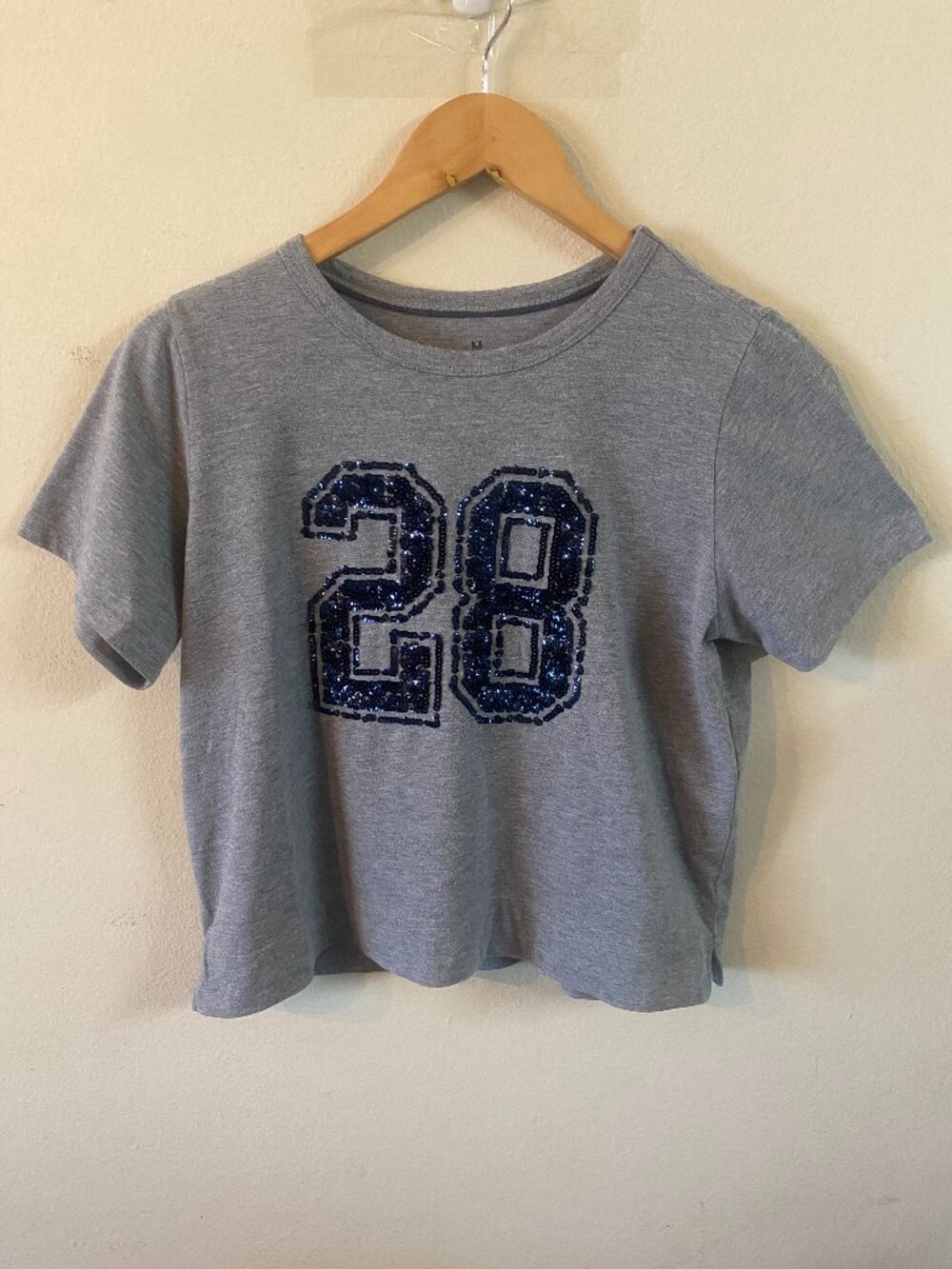 HOTWIND MEDIUM GRAY SPORTY SEQUIN-ACCENTED VARSITY-STYLE CROPPED GRAPHIC T-SHIRT